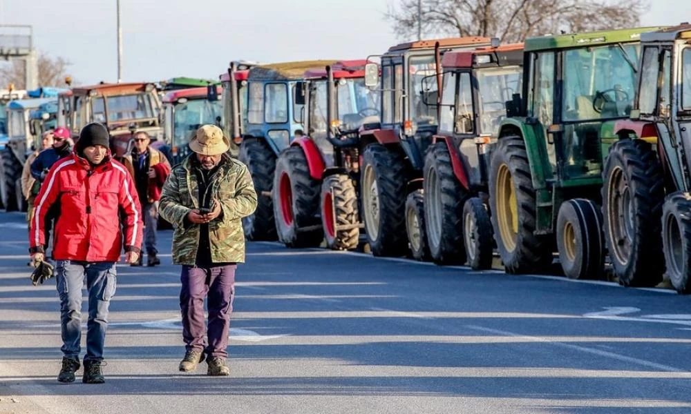 Λάκωνες αγρότες και κτηνοτρόφοι με τρακτέρ στον κόμβο Δαφνίου-Κροκεών